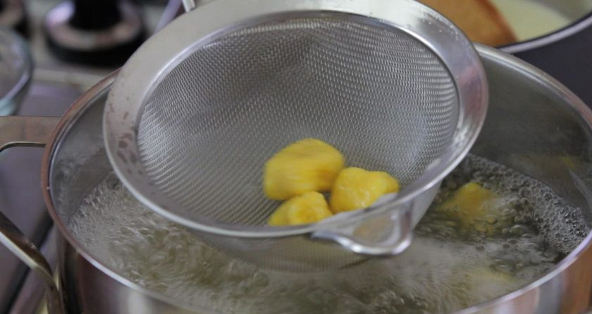 1. Этап. Тыквенные гноччи: 5. После этого вскипятите воду. Добавьте соль. Варите гноччи 2 минуты.