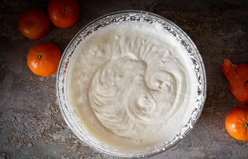 1. Этап. Мандариновое мороженое: Охлажденные сливки залейте в просторную миску и взбивайте их до кремообразного состояния миксером.