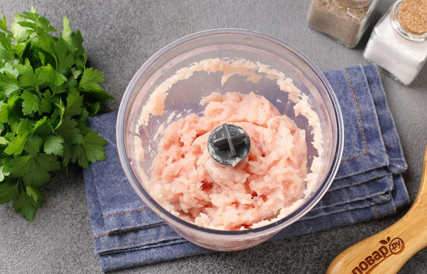 1. Этап. Куриные тефтели в духовке в сливочно-сырном соусе: Куриное филе нарежьте кусочками и измельчите при помощи мясорубки или блендера.