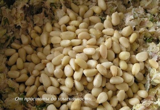 1. Этап. Рыбные котлеты с кедровыми орешками: Всыпьте кедровые орешки, влейте лимонный сок, перемешайте.