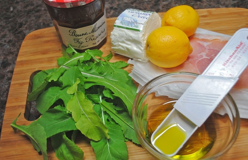 1. Этап. Рулетики из ветчины с сыром: В небольшой миске смешайте масло, лимонную цедру и лимонный сок вместе, полученную смесь отложите в сторону. Смешайте козий сыр и чеснок в другой миске.