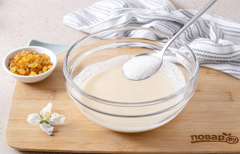 1. Этап. Манник на молоке без яиц: Добавьте сахар и все перемешайте.