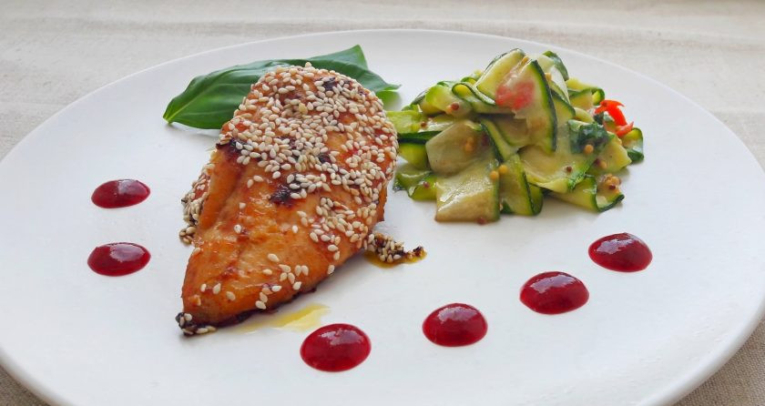 1. Этап. Вкусная курица с кунжутом в соусе: 4. Доведите мясо до готовности, затем добавьте кунжут. Подавайте мясо с салатом. Приятного аппетита!