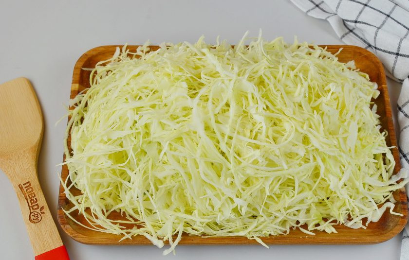1. Этап. Соленая капуста: С капусты снимите верхние листья, удалите кочерыжку. Нашинкуйте тонко капусту острым ножом или шинковкой.