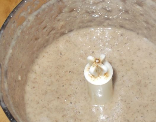 1. Этап. Диетический суп-пюре из овощей: 5. Даем супу немного остыть и отправляем его в чашу блендера. Взбиваем до состояния пюре. Отдельно взбиваем яйцо со сливками (или обезжиренным молоком).