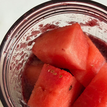 1. Этап. Смузи из арбуза и вишни: Добавить арбуз и ещё раз пробить блендером. У меня блендер небольшой, поэтому я пюрирую частями.