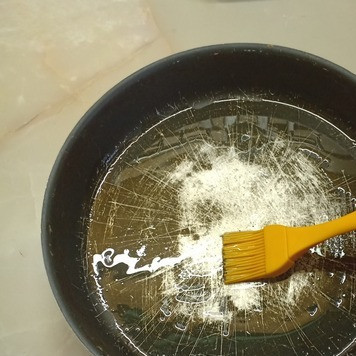 1. Этап. Минтай, запеченный в духовке: Форму для запекания смазать растительным маслом.