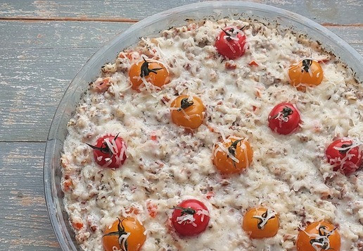 1. Этап. Сливочная гречка с курицей в духовке: Затем вынуть форму, распределить помидоры черри и посыпать сыром, натертым на мелкой тёрке. Отправить снова в духовку ещё на 20 мин.