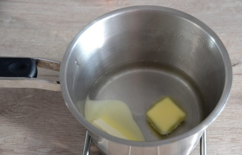 1. Этап. Профитроли без глютена: Влейте в сотейник воду, растворите соль, сахар, нагрейте до кипения. Распустите в горячей воде сливочное масло.