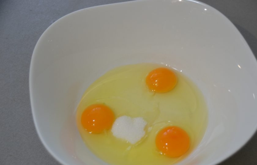 1. Этап. Налистники с творогом на крахмале: Вбейте в миску яйца, добавьте соль и сахарный песок.