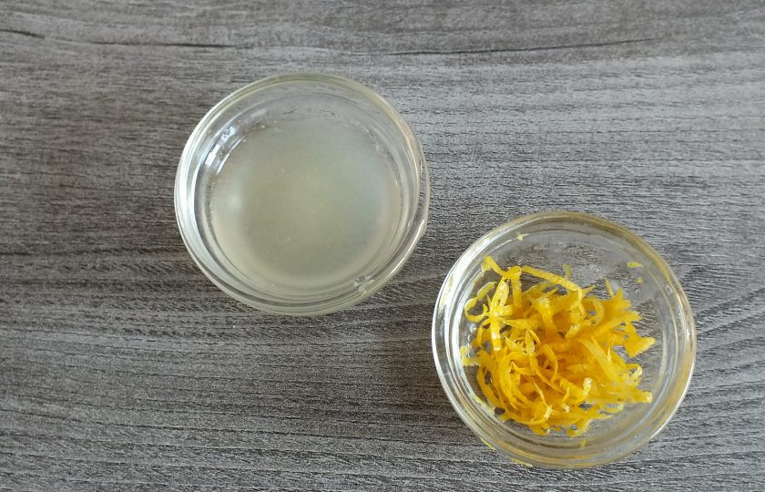 1. Этап. Лимонный кекс с мятой: С половинки лимона снимите цедру и выдавите сок.