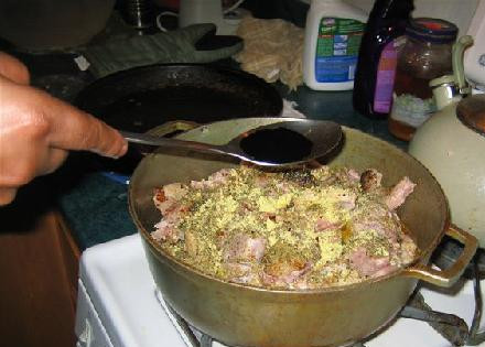 1. Этап. Утка Карри Суринам: Затем ложем утку в кастрюлю и добавляем соевый соус.