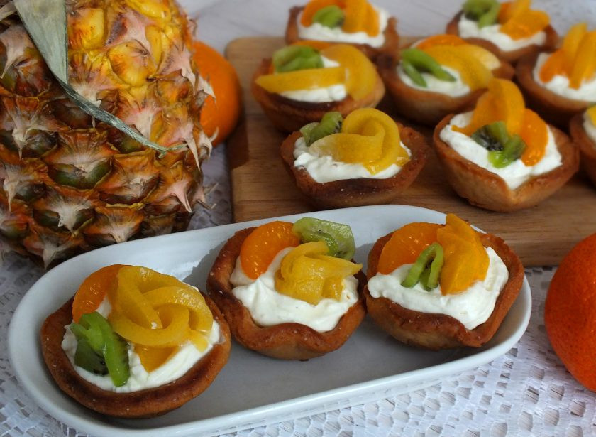 1. Этап. Корзиночки с фруктами и кремом: Корзиночки с кремом и фруктами готовы. Приятного аппетита!