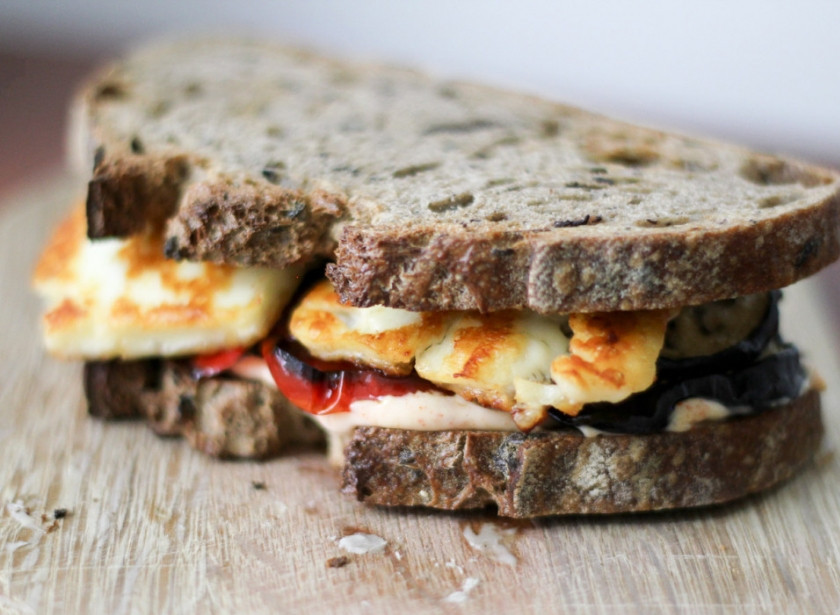 1. Этап. Бутерброды с баклажанами и чесноком: Соедините две части и плотно сожмите.