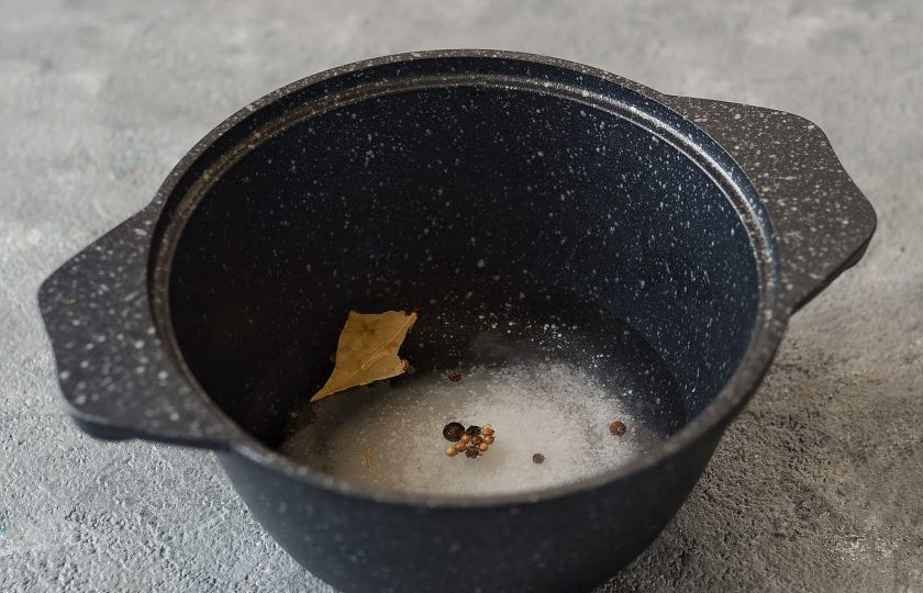 1. Этап. Брюссельская капуста на зиму: Для маринада смешайте все специи с водой, доведите до кипения. Влейте уксус, варите еще 5 минут.