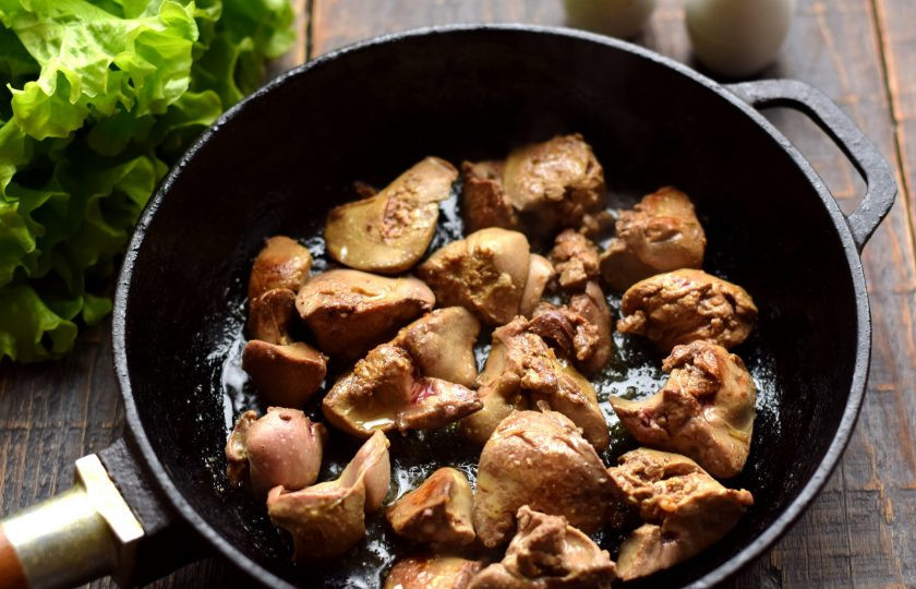 1. Этап. Салат с печенью и сухариками: Жарьте куриную печень на сильном огне по 5 минут с каждой стороны. В конце приправьте ее солью и молотым перцем. Очень долго жарить печень не стоит, иначе она станет сухой и жесткой. После жарки полностью ее остудите.