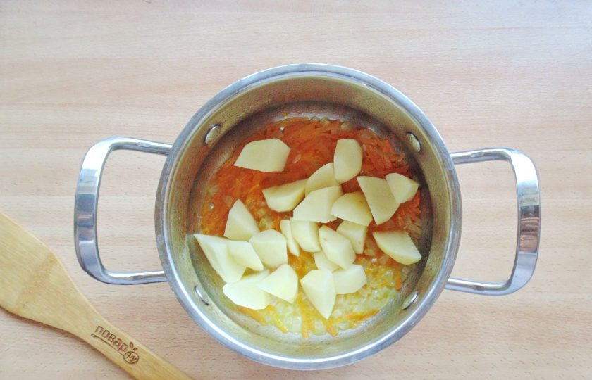 1. Этап. Поморская уха: Добавьте нарезанный картофель и воду. Варите овощи почти до готовности.