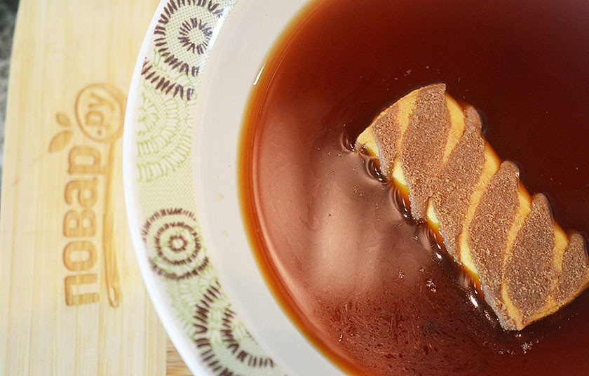 1. Этап. Пасха со вкусом Тирамису: 5. В охлажденный кофе добавьте коньяк, на несколько минут опустите в него печенье.