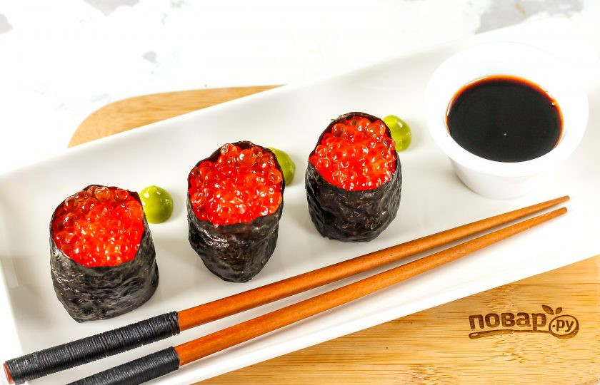 1. Этап. Гунканы: Подайте гунканы к столу с васаби, соевым соусом, маринованным имбирем и т.д.