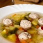 Овощной суп с фрикадельками Поставьте кастрюлю с подсоленной водой или любым бульоном на плиту и доведите содержимое до кипения. Пока вода закипает, займитесь приготовлением фрикаделек. Для этого, посолите и поперчите фарш по вкусу и слепите из него фрикадельки. Как только вода закипит, опустите в нее фрикадельки и поварите их в течении 15-20 минут. Картофель почистите, нарежьте кубиками и добавьте в кастрюлю к фрикаделькам. За пять минут до полной готовности супа, добавьте овощную смесь. Суп готов, всем приятного аппетита!