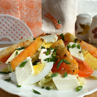 Салат с гренками и сыром
