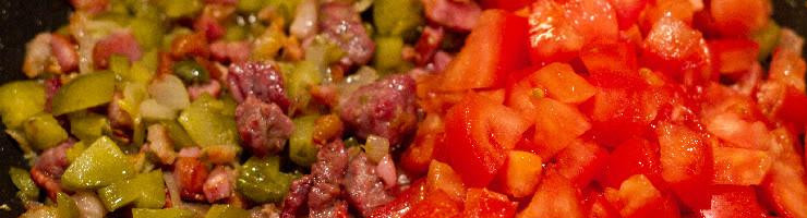 1. Этап. Классическая солянка: Мелко нарезаем помидоры и каперсы, добавляем их в сковороду, перемешиваем и тушим еще 3-4 минуты.