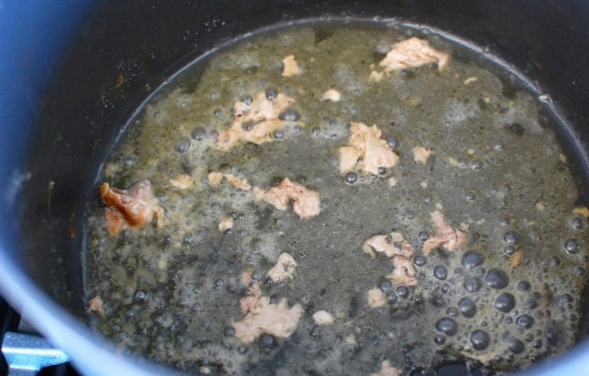 1. Этап. Каччиаторе (курица по-итальянски): 5. Обжаренное мясо удалите из кастрюли, а кастрюлю оставьте на огне.