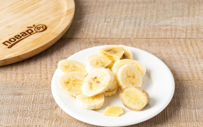 1. Этап. Витаминный коктейль: Очистите кусочек имбиря. Банан тоже очистите и нарежьте кружочками.