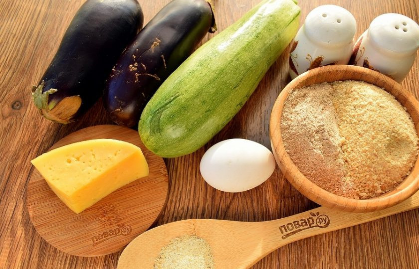 1. Этап. Котлеты из кабачков и баклажанов: Подготовьте необходимые ингредиенты. Овощи и зелень вымойте.