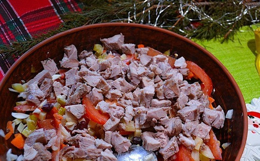 1. Этап. Салат Сытое Застолье: Репчатый лук и индейку.