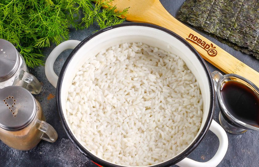 1. Этап. Роллы с курицей и ананасом: Рис промойте в нескольких водах и отварите примерно 15 минут, добавив в воду пару щепоток соли. Затем прогрейте уксус с сахаром и влейте в рис, перемешайте. Оставьте на 10-20 минут для остывания.