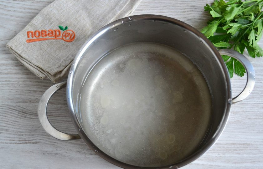 1. Этап. Перец с чесноком и петрушкой на зиму: Приготовьте маринад. Для этого в кастрюле смешайте 300 мл. воды, соль, сахар, уксус столовый и растительное масло. Поставьте на огонь.