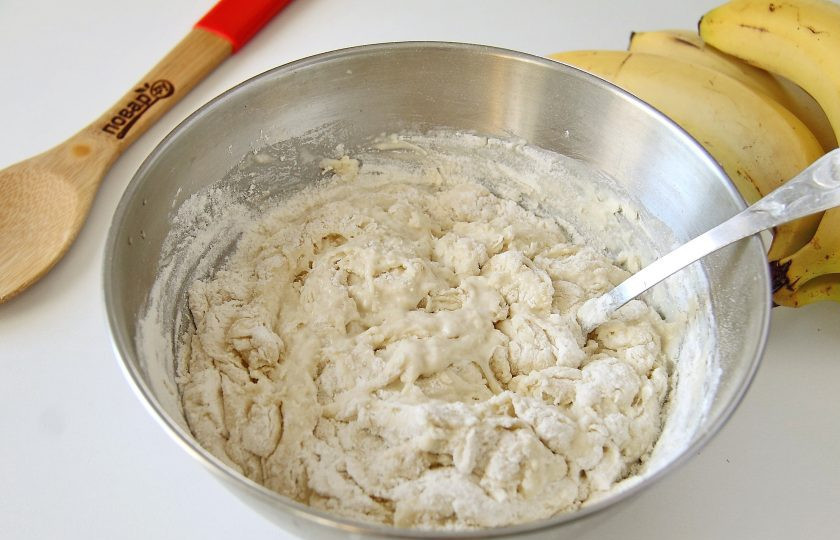 1. Этап. Банановые вареники: Частями введите муку.