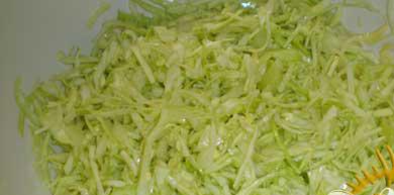 1. Этап. Салат Экзотика: 1. Капусту промываем, нарезаем соломкой. Посыпаем щепоткой соли, поливаем уксусом. Хорошо мнем руками (можно и ложкой, но тогда эффект будет послабее).