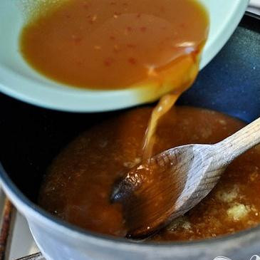 1. Этап. Курица по-азиатски с соусом и рисом: 4. В отдельной миске взбить оставшиеся ингредиенты для соуса до однородной массы. Вылить смесь в кастрюлю и жарить, помешивая, пока соус не станет густым.