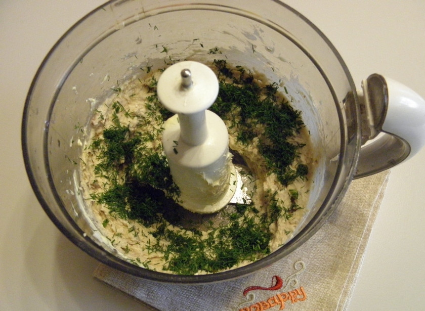 1. Этап. Селедочное масло: Добавьте мелко нарубленный укроп. И просто перемешайте с селедочным маслом.