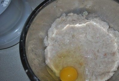 1. Этап. Котлеты из фарша с хлебом: Смешайте фарш с хлебом и яйцом. Сделайте единую консистенцию.