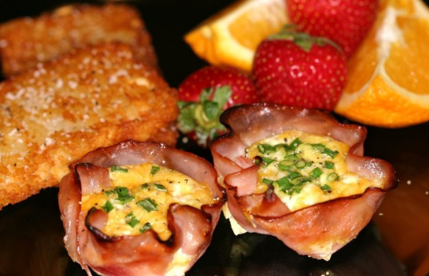 1. Этап. Ветчина на завтрак: 9. Аккуратно достаньте чашки из ветчины и подавайте к столу горячими.