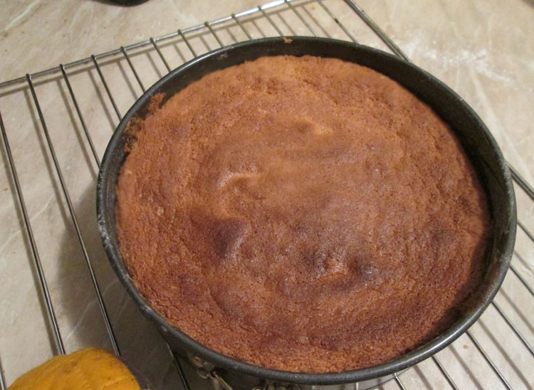 1. Этап. Творожная запеканка с кефиром в духовке: Отправляем форму в разогерутую духовку с температурой 190 градусов на 40 минут. После этого времени лучше выключить огонь и оставить запеканку в духовке ещё на 10 минут. Затем форму можно доставать.