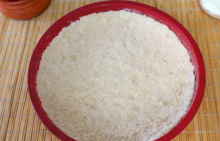 1. Этап. Пирог Крошка с вишней: Тесто крошка распределяем по дну и немного прижимаем. По периметру оставляем бортик.