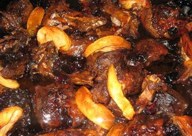 1. Этап. Утка кусочками с яблоками: Запекаем в нагретой до 180 градусов духовке примерно час. В середине процесса можно перевернуть кусочки утки на другую сторону. За 10-15 минут до готовности полейте кусочки мяса вином.