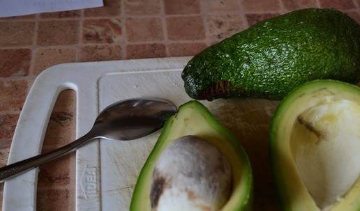 1. Этап. Печенье из авокадо без сахара: Авокадо разрезать пополам, удалить косточку. Чайной ложкой вынуть мякоть. Для рецепта мне понадобилось 1,5 авокадо.