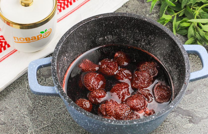 1. Этап. Кето-варенье из клубники на зиму: Затем еще раз прогрейте и проварите 10 минут, после чего снова остудите. В третий раз проварите варенье — оно станет гуще и более бархатным на вид. Так как сахарозаменитель не карамелизирует всю массу и она остается сочной, поэтому приходится выпаривать сок до загустения массы несколько раз.