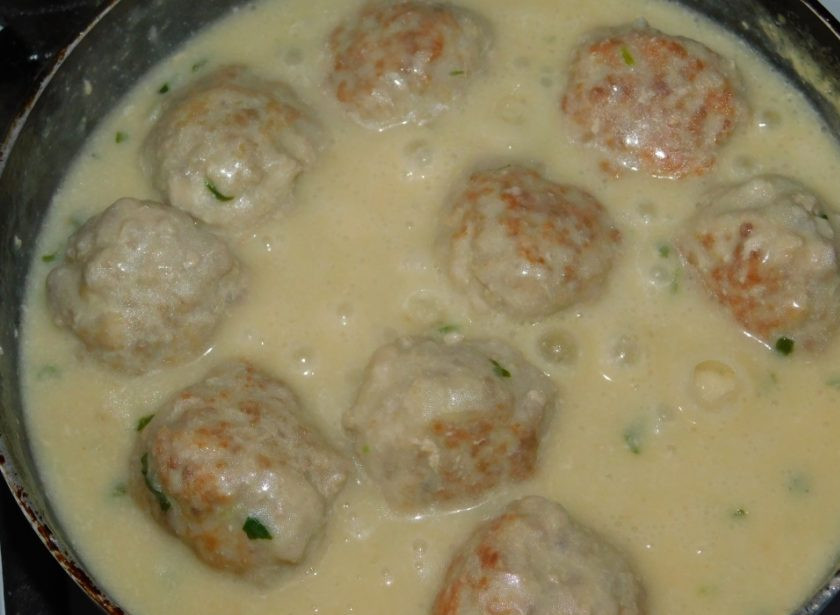 1. Этап. Тефтели в белом соусе с чесноком и базиликом: Влейте сливки и тушите под крышкой минут 10-15. Затем влейте муку, растворенную в холодной воде. Проварите до загустения и выключайте.
