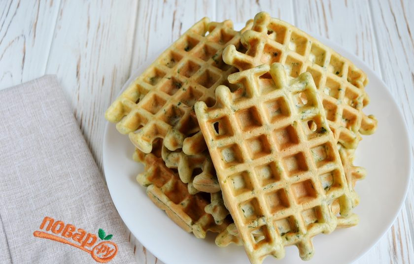 1. Этап. Вафли со шпинатом: 9. Из этого количества продуктов у меня получилось 8 больших вафелек.