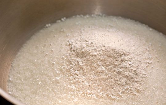 1. Этап. Варенье из лайма: Дно кастрюлю засыпаем смесью из сахара и пектина.