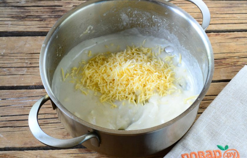 1. Этап. Гратен из картофеля в стиле маффинов: Снимите кастрюльку с огня, в соус отправьте натертый на мелкой терке твердый сыр. Посолите и поперчите по вкусу. Можно также добавить щепотку измельченного мускатного ореха. Хорошенько перемешайте соус.