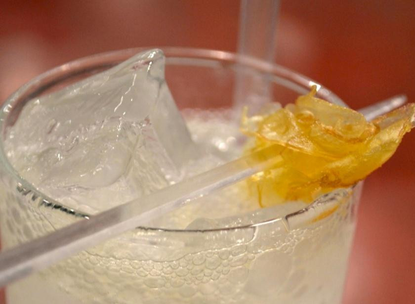 1. Этап. Коктейль 5 часов утра: На дно стакана выложите кубики льда. Вылейте половину шнапса. Затем аккуратно добавьте алкогольную смесь из шейкера и долейте доверху шнапсом. Коктейль готов. Его можно украсить долькой яблока или крохотным ломтиком апельсина на зубочистке.