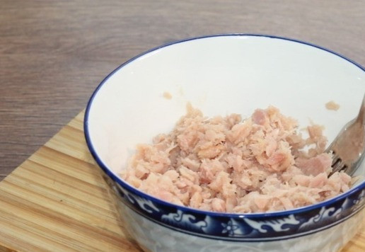 1. Этап. Мини-слойки с тунцом и оливками: 3. Выложите рыбу в миску.