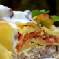 Картофельная запеканка с белым соусом Итак, овощи нарезаем примерно по 1-1,5см и обжариваем на растительном масле на сильном огне в глубокой сковороде (на манер вока)до мягкого хруста около 10 мин, в конце добавляем специи/соль по вкусу. У меня из специй был имбирь, сухой чеснок и карри + соль За 2 мин до готовности добавляем помидор, постоянно помешивая доводим до готовности Фарш обжариваем с добавлением растительного масла, разбиваем комочки, размешиваем хорошо пока весь фарш не